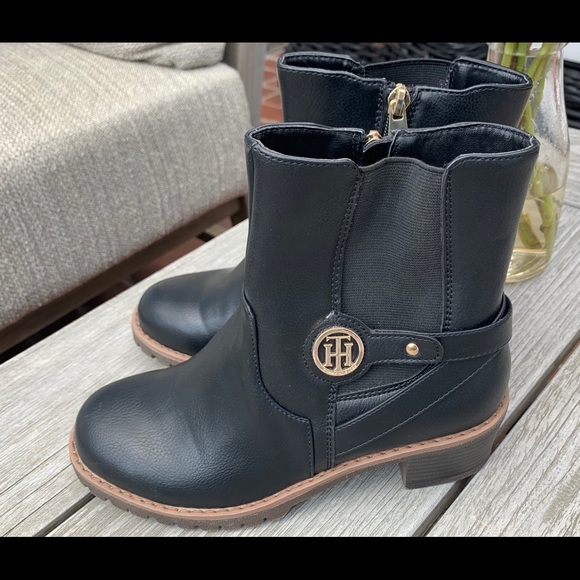 tommy hilfiger mavrick booties